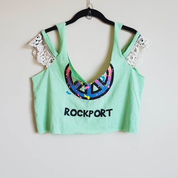 LF furst of a kind cold shoulder graphic crop top - Picture 4 of 8